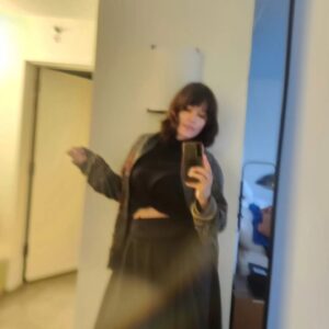 Shannyn Sossamon Instagram - Some favorites from a fan event. Met so many sweethearts , thank you 
💋
That baby
Tony told me I could go home
Must unbutton this corset skirt
