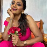 Shanti Priya Instagram – To each fan who has been a source of inspiration and strength, your individual support adds a personal and cherished touch to this incredible journey. Thank you for standing by me.♥️♥️♥️♥️❤️ 

Makeup by yours truly @shanthipriya333
Hair by @amuthevar
Stylist @instylewithaditi
Team @_allaboutdisha
Outfit @thenewbold.in
Jewellery @itahdnura
 
shanthipriya fashion pink Love

#trending #shanthipriya #marathi #90s #bollywood #actress #trendingreel #fyp #reelsvideo #explorepage #reelsvideo