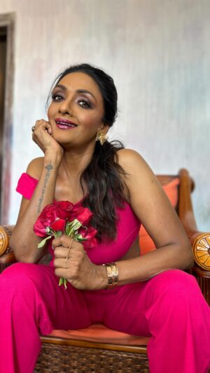 Shanti Priya Instagram - To each fan who has been a source of inspiration and strength, your individual support adds a personal and cherished touch to this incredible journey. Thank you for standing by me.♥️♥️♥️♥️❤️ 

Makeup by yours truly @shanthipriya333
Hair by @amuthevar
Stylist @instylewithaditi
Team @_allaboutdisha
Outfit @thenewbold.in
Jewellery @itahdnura
 
shanthipriya fashion pink Love

#trending #shanthipriya #marathi #90s #bollywood #actress #trendingreel #fyp #reelsvideo #explorepage #reelsvideo