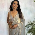 Shanti Priya Instagram – Twirling into the weekend in this gorgeous saree 🧿

Outfit:-@swtantraofficial 

Makeup & styled by yours truly @shanthipriya333 

Hair by @amuthevar 

shanthipriya #saree #mumbai 

#instapost #trending #fyp #shanthipriya #ootd #event #post