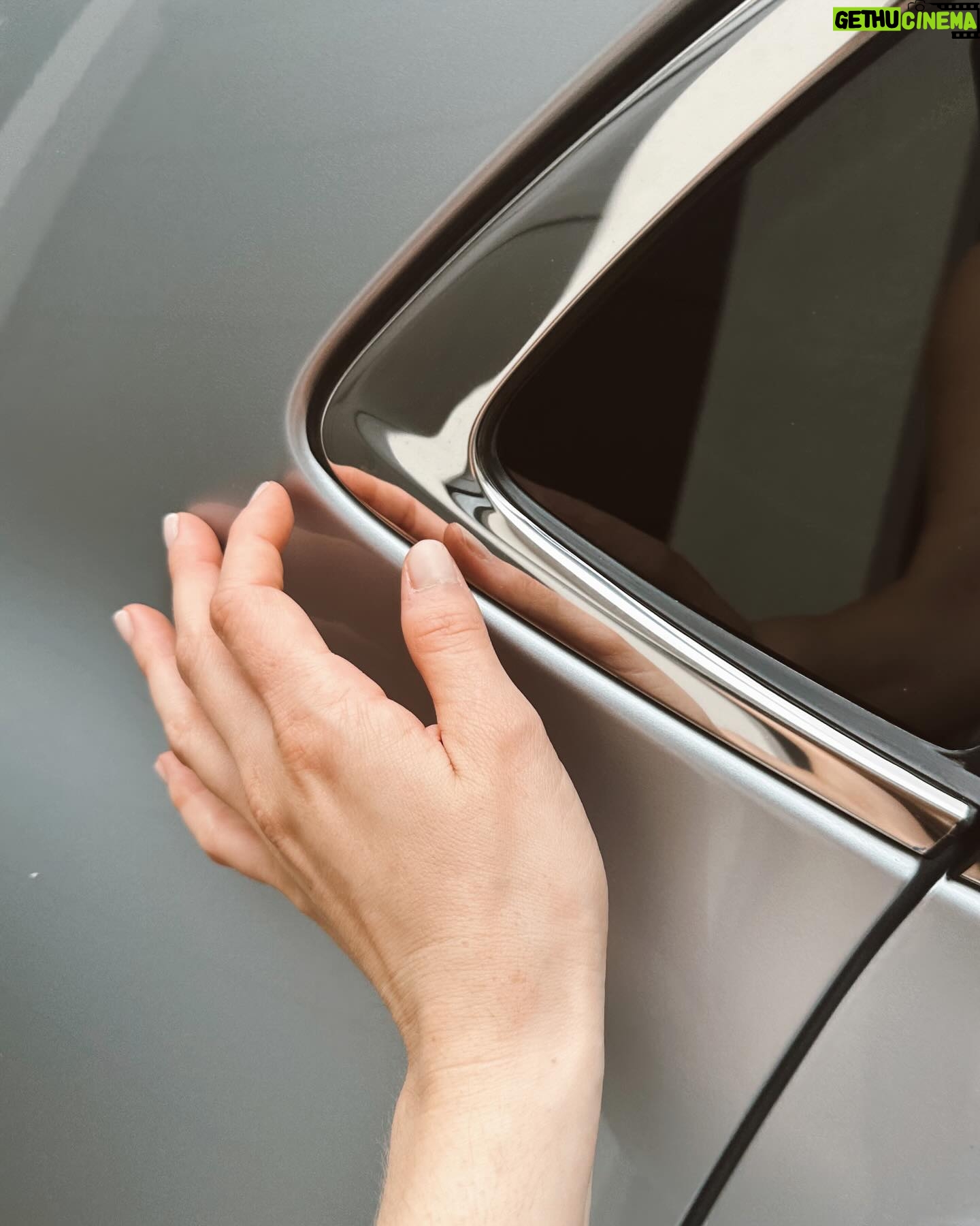 Shany Nadan Instagram - ¡FIRST MONTH CHECK! Ha pasado un mes desde que recibí mi nuevo Mazda CX-30 y LO AMO! 🫶 Además de tener un diseño demasiado elegante y stylish 💅🏻 me encanta lo cómodo y seguro que es conducirlo. Amo todos sus detalles! ✨El cuero azul, la tecnología, las asistencias, la consola, todoooo! @mazdaecuador #mazdaecuador