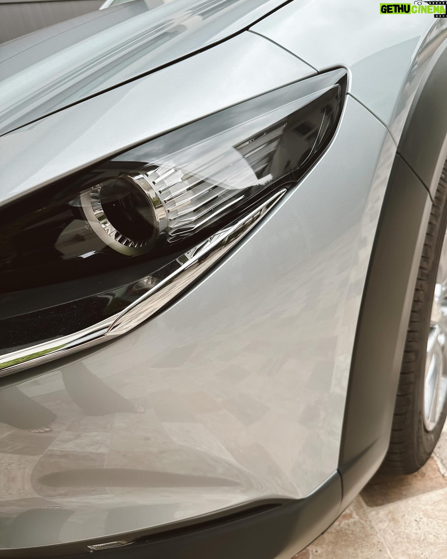 Shany Nadan Instagram - ¡FIRST MONTH CHECK! Ha pasado un mes desde que recibí mi nuevo Mazda CX-30 y LO AMO! 🫶 Además de tener un diseño demasiado elegante y stylish 💅🏻 me encanta lo cómodo y seguro que es conducirlo. Amo todos sus detalles! ✨El cuero azul, la tecnología, las asistencias, la consola, todoooo! @mazdaecuador #mazdaecuador