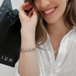 Shany Nadan Instagram - Descubriendo ACIUM ✨ @aciumecuador Explorando el fotograbado y llevándome un recuerdo único de mi abuelita ♥️ Me encantó conocer esta marca! Su proceso de personalización de joyas y sus piezas. En Guayaquil puedes encontrarlos en Riocentro Ceibos, San Marino Shopping y Coral Ceibos. #ACIUMEcuador #RegaloDeNavidad #JoyasNavidad