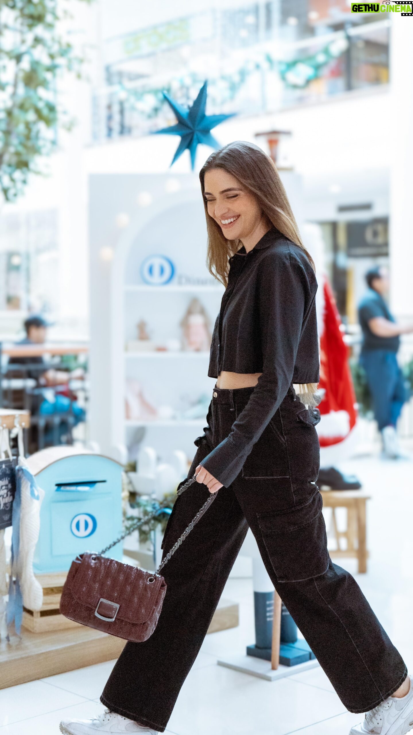 Shany Nadan Instagram - Hoy llegaron los #DíasDiners al @sanmarinogye hasta las 9:00 pm🎄🎁 Yo la pasé increíble y aproveché todos los beneficios de pagar con mi Diners. @dinersclubecu Recuerda descargar Pay Club Wallet y cumplir los retos acumulando tus compras para recibir beneficios exclusivos. #comparteamacelebra