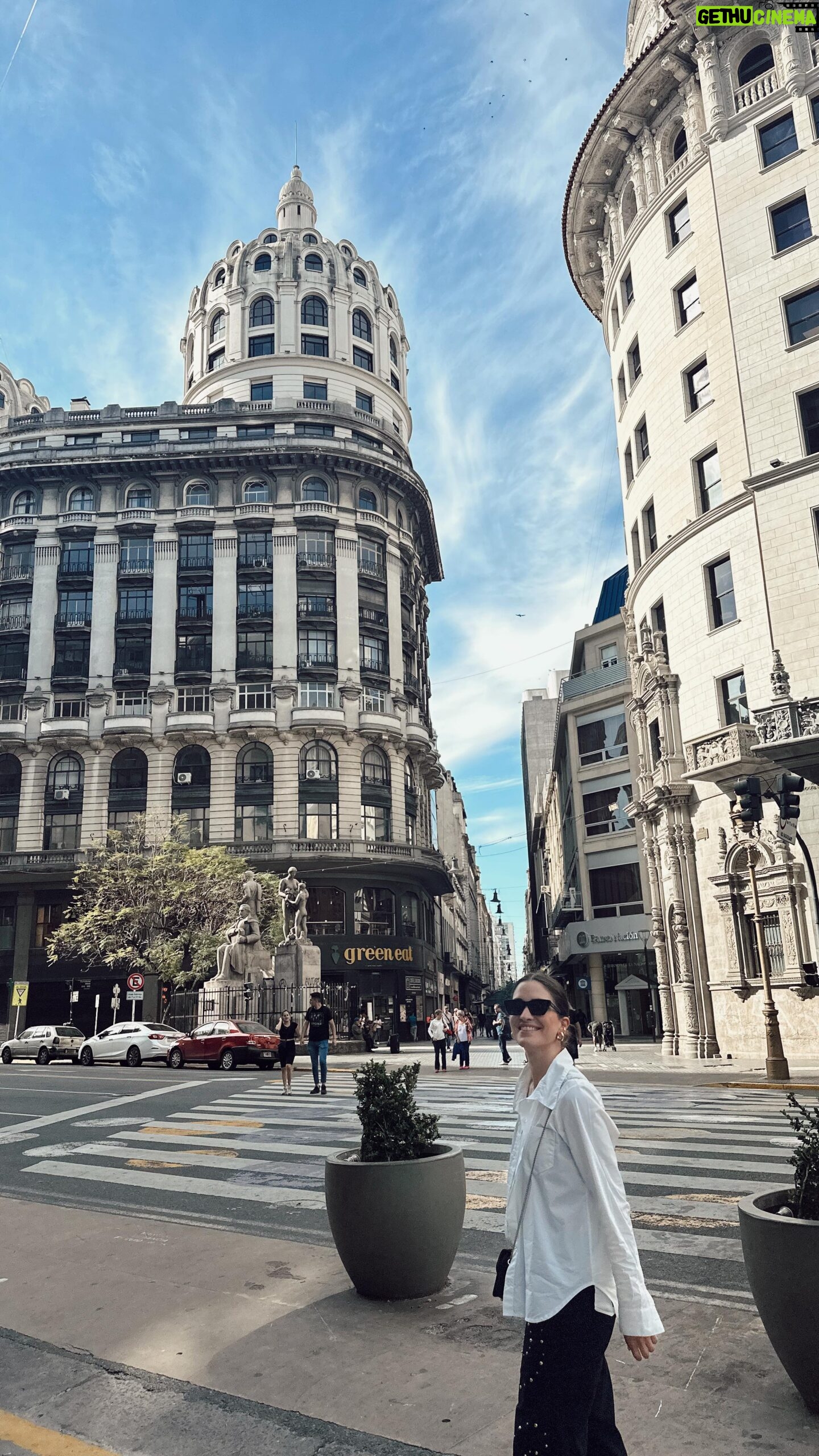 Shany Nadan Instagram - ¡A todos mis viajeros! Les cuento que con LATAM Pass, ahora puedes completar tus canjes con dólares, mejoras tu upgrade fácilmente, acumulas millas de vuelos pasados del 2023 si eres nuevo socio! ¡Viajar nunca fue tan gratificante! ✈️🌟 #LATAMPass @latamairlines