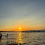 Shany Nadan Instagram - Atardeceres: mi gran obsesión. Creo que, en el fondo, los colecciono para recordarme a mí misma el concepto de ‘transitar’. Un atardecer es todo menos estático; es incierto, efímero, muta, se transforma, minuto a minuto. Los colores se multiplican e intensifican, las nubes anárquicas hacen lo suyo, y el sol se desvanece con una sutileza admirable. Como la vida misma: nada permanece, todo se mueve. Lo que fue, ya no será, y lo que será, aún no existe. Querido atardecer, que viva la impermanencia! ✨
