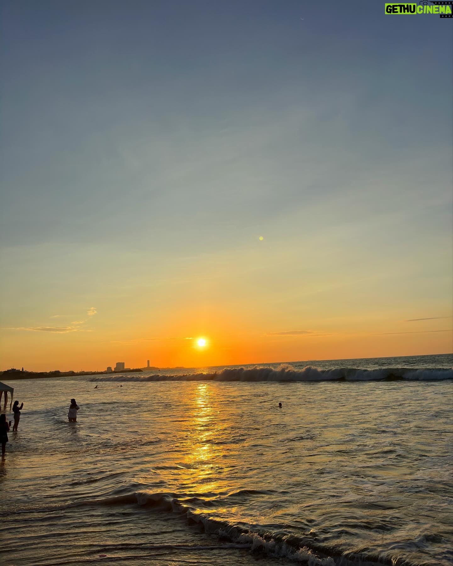Shany Nadan Instagram - Atardeceres: mi gran obsesión. Creo que, en el fondo, los colecciono para recordarme a mí misma el concepto de ‘transitar’. Un atardecer es todo menos estático; es incierto, efímero, muta, se transforma, minuto a minuto. Los colores se multiplican e intensifican, las nubes anárquicas hacen lo suyo, y el sol se desvanece con una sutileza admirable. Como la vida misma: nada permanece, todo se mueve. Lo que fue, ya no será, y lo que será, aún no existe. Querido atardecer, que viva la impermanencia! ✨