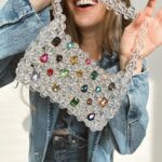 Shany Nadan Instagram - Let’s talk it over our 💎BERRY NOSTALGIC💎 handbag! Nuestra cartera BERRY NOSTALGIC tipo clutch con tiras , está hecha de piedras acrílicas traslúcidas combinadas con diamantes multicolor y multitamaño 🌈 Es súper especial para nosotras ya que transmite mucho de nuestra niña interior 🎀 recordando épocas maravillosas repletas de nuestra esencia ! Solo queríamos SER ✨y obvioooo vernos preciosas 💋🎀 Este modelo es tan camaleónico , perfecto para elevar un outfit monocromático o darle ese spark de color que te hace falta 💎✨🎀🌈 PVP $94.99 Quieres más info sobre tiempos de fabricación y envíos? Escríbenos por DM! Y no te olvides de seguirnossss Xoxo 💋, TM crew