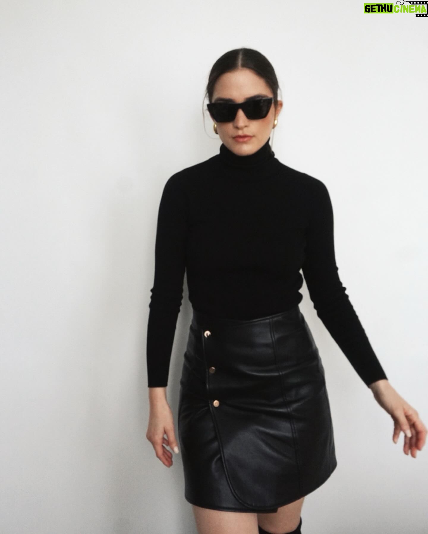 Shany Nadan Instagram - Pueden creer que esta falda está hecha de cuero reciclado?! 🤩 Les presento la Alison Recycled ♻ Leather Skirt de @asbydf , una marca internacional creada por una diseñadora ecuatoriana 🇪🇨 que AMO, no solo por sus diseños sino tambien por su compromiso con el medio ambiente 🌎 Styling: @ornellalebedstyle @ornella.lebed #sustainability #sustainablefashion #recycledleather