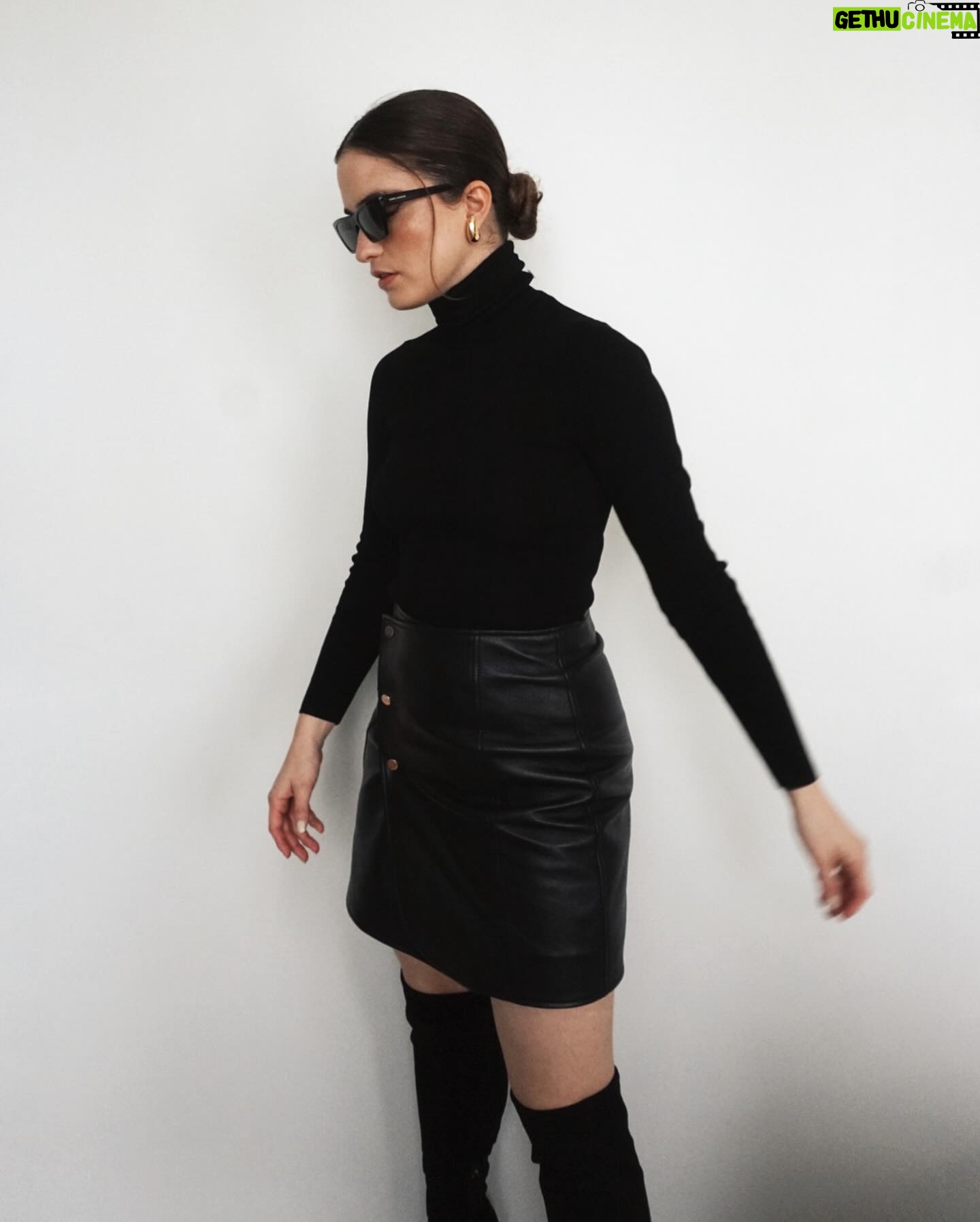 Shany Nadan Instagram - Pueden creer que esta falda está hecha de cuero reciclado?! 🤩 Les presento la Alison Recycled ♻ Leather Skirt de @asbydf , una marca internacional creada por una diseñadora ecuatoriana 🇪🇨 que AMO, no solo por sus diseños sino tambien por su compromiso con el medio ambiente 🌎 Styling: @ornellalebedstyle @ornella.lebed #sustainability #sustainablefashion #recycledleather