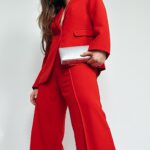 Shany Nadan Instagram – ¡Descubre el estilo festivo con @deprati ! 🌟

1. Red, red baby: Un terno rojo moderno con accesorios plateados, ideal para cenas formales. 💃✨

2. Elegancia monocromática: Amo este look total white, perfecto para brunch o almuerzos navideños. 🍽️❄️

3. Nos fuimos de fiesta: Brilla con un set plateado, accesorios  llamativos y una cartera fucsia para darle ese POP of color! Un outfit divertido y cómodo para tus noches festivas. 🎉🌈

#QuéBuenoQueLlegóNavidad #LookDePrati #MuestraLoMejorDeTi