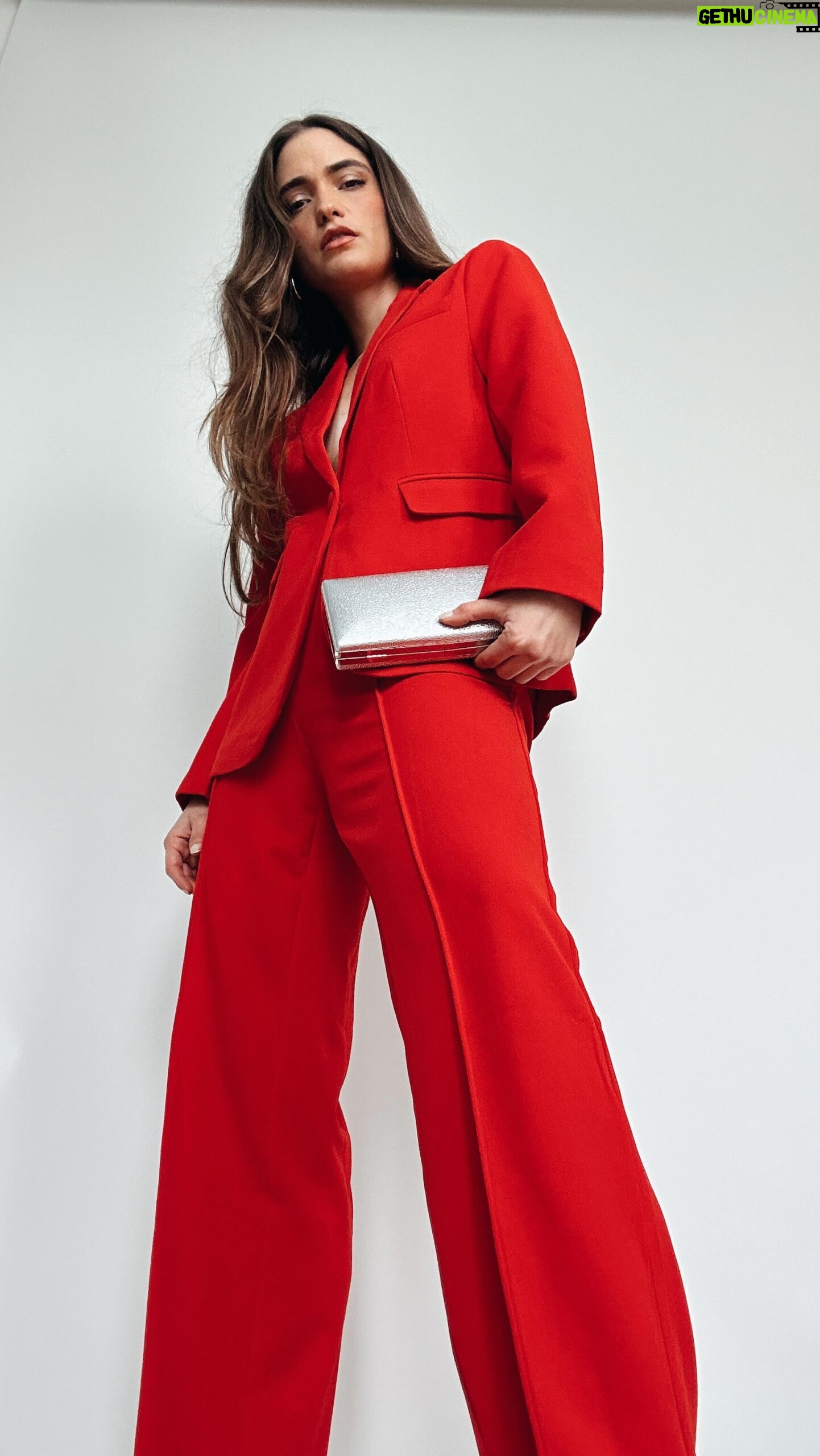Shany Nadan Instagram - ¡Descubre el estilo festivo con @deprati ! 🌟 1. Red, red baby: Un terno rojo moderno con accesorios plateados, ideal para cenas formales. 💃✨ 2. Elegancia monocromática: Amo este look total white, perfecto para brunch o almuerzos navideños. 🍽️❄️ 3. Nos fuimos de fiesta: Brilla con un set plateado, accesorios llamativos y una cartera fucsia para darle ese POP of color! Un outfit divertido y cómodo para tus noches festivas. 🎉🌈 #QuéBuenoQueLlegóNavidad #LookDePrati #MuestraLoMejorDeTi