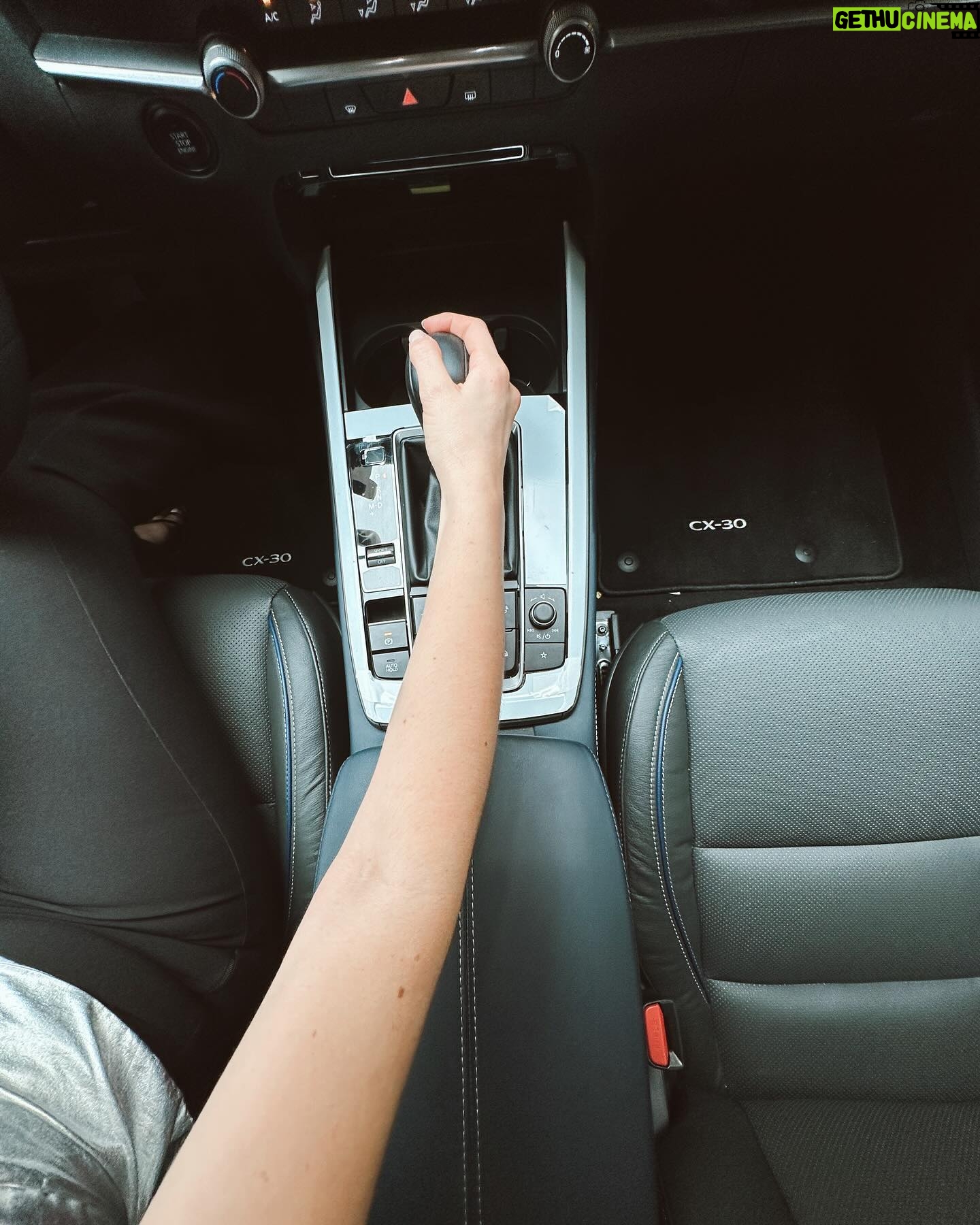 Shany Nadan Instagram - ¡FIRST MONTH CHECK! Ha pasado un mes desde que recibí mi nuevo Mazda CX-30 y LO AMO! 🫶 Además de tener un diseño demasiado elegante y stylish 💅🏻 me encanta lo cómodo y seguro que es conducirlo. Amo todos sus detalles! ✨El cuero azul, la tecnología, las asistencias, la consola, todoooo! @mazdaecuador #mazdaecuador