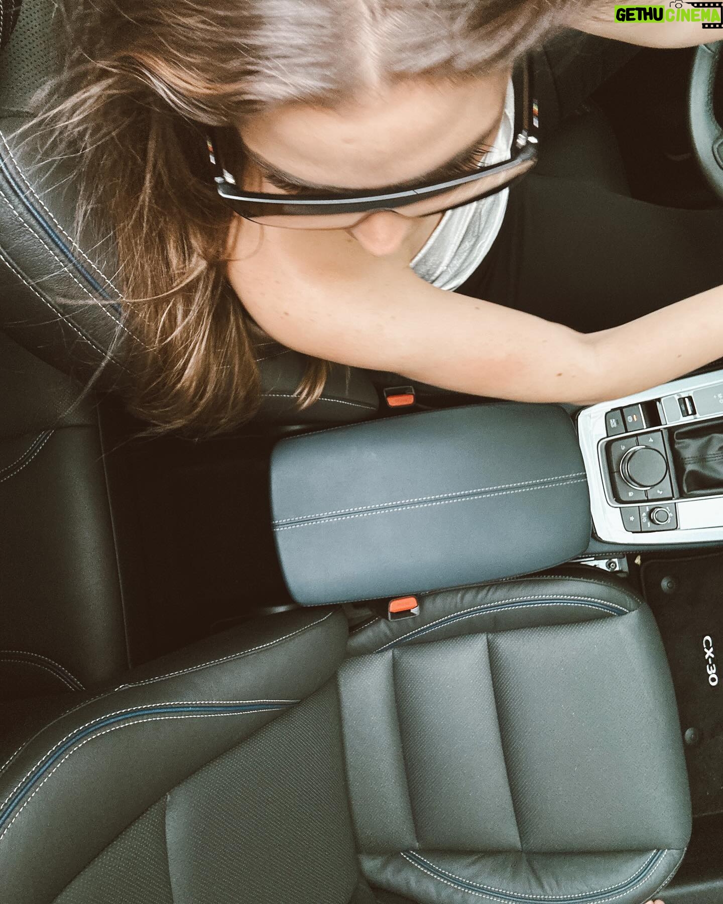 Shany Nadan Instagram - ¡FIRST MONTH CHECK! Ha pasado un mes desde que recibí mi nuevo Mazda CX-30 y LO AMO! 🫶 Además de tener un diseño demasiado elegante y stylish 💅🏻 me encanta lo cómodo y seguro que es conducirlo. Amo todos sus detalles! ✨El cuero azul, la tecnología, las asistencias, la consola, todoooo! @mazdaecuador #mazdaecuador