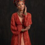 Sharam Diniz Instagram – Dia de África 🌍
O famoso berço da humanidade… então decidi trazer alguns dos looks icónicos da Raínha Makeda. 🥰
Nunca parei para pensar no quão importante a representativade é, até perceber a sua respectiva importância. Poder me rever em qualquer cenário, situação e natureza belíssima da vida. Eis aqui o que esse trabalho lindo me trouxe, uma visão mais ampla de que existe espaço para todos pois a diferença torna-nos mais humanos e juntos construímos coisas incríveis. 

#serieReiS