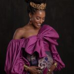 Sharam Diniz Instagram – Dia de África 🌍
O famoso berço da humanidade… então decidi trazer alguns dos looks icónicos da Raínha Makeda. 🥰
Nunca parei para pensar no quão importante a representativade é, até perceber a sua respectiva importância. Poder me rever em qualquer cenário, situação e natureza belíssima da vida. Eis aqui o que esse trabalho lindo me trouxe, uma visão mais ampla de que existe espaço para todos pois a diferença torna-nos mais humanos e juntos construímos coisas incríveis. 

#serieReiS