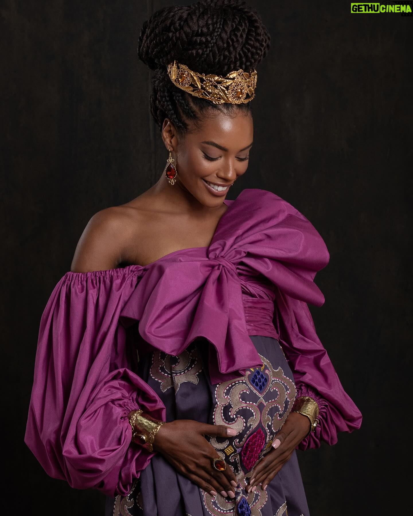 Sharam Diniz Instagram - Dia de África 🌍 O famoso berço da humanidade… então decidi trazer alguns dos looks icónicos da Raínha Makeda. 🥰 Nunca parei para pensar no quão importante a representativade é, até perceber a sua respectiva importância. Poder me rever em qualquer cenário, situação e natureza belíssima da vida. Eis aqui o que esse trabalho lindo me trouxe, uma visão mais ampla de que existe espaço para todos pois a diferença torna-nos mais humanos e juntos construímos coisas incríveis. #serieReiS