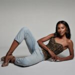 Sharam Diniz Instagram – O crescimento pessoal e profissional está fora da zona de conforto. Aprenda a apreciar a zona de desconforto, pois é lá que o seu futuro é traçado. ~ Josi Mello 🪄✨

#sundayfunday 

Personal and professional growth is outside the comfort zone. Learn to appreciate the zone of discomfort, because that is where your future is mapped out. 🪄✨