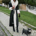 Sharam Diniz Instagram – Quick walk with Jóia 🐩 while 
I keep myself warm with this hot tea 🖤

#puppylove 🐾

Rolezinho com a Jóia 🐩 
Enquanto me aqueço nesse chá quentinho🖤