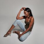 Sharam Diniz Instagram - O crescimento pessoal e profissional está fora da zona de conforto. Aprenda a apreciar a zona de desconforto, pois é lá que o seu futuro é traçado. ~ Josi Mello 🪄✨ #sundayfunday Personal and professional growth is outside the comfort zone. Learn to appreciate the zone of discomfort, because that is where your future is mapped out. 🪄✨