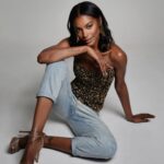 Sharam Diniz Instagram - O crescimento pessoal e profissional está fora da zona de conforto. Aprenda a apreciar a zona de desconforto, pois é lá que o seu futuro é traçado. ~ Josi Mello 🪄✨ #sundayfunday Personal and professional growth is outside the comfort zone. Learn to appreciate the zone of discomfort, because that is where your future is mapped out. 🪄✨