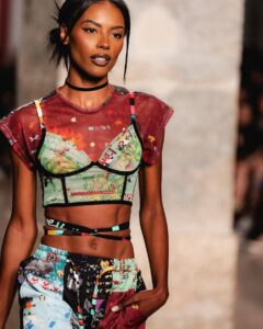Sharam Diniz Instagram - Quem sabe faz ao vivo 💖 E a @duartehajime é dessas 💕 Obrigada pela honra uma vez mais e parabéns pela coleção incrível ✨ @afonsodbatista 📷 @lisboafashionweek #ModaLisboa #Duarte