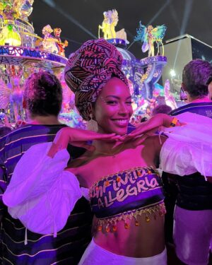 Sharam Diniz Instagram - Agora é OFICIAL! 
Curti o meu primeiro carnaval na Sapucaí 🇧🇷
E foi memorável 😍🥰
Obrigada @juliannetrevisol @camaroteallegria 💜
pela experiência fantástica, amoooo muito tudo isso 🥹🤩😘

#RJ #Carnaval2024 #Rio #Brasil #Sapucai

Now it’s OFFICIAL! 
Had my first carnival in Rio, Sapucaí 🇧🇷
Thank you @juliannetrevisol @camaroteallegria 💜
for the amazing experience, looove it 🥹🤩😘