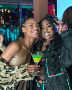 Sharam Diniz Instagram - Parabéns @soraiaramoss pela noite incrível! Entre arte e cultura, abraçamos o que nos faz bem. E ontem não foi diferente, celebramos entre cantores, modelos, blogueirinhas, influencers todo mundo junto. Porque amor é isso… é partilha, é dança, é alegria e alguns cocktails à mistura! Sucessos sucessivos 🙏🏾🙌🏾💃🏿🎉🍸 Att: A gata foi vestida pela @duartehajime 💁🏾‍♀️ asmeiii