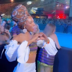 Sharam Diniz Instagram - Agora é OFICIAL! 
Curti o meu primeiro carnaval na Sapucaí 🇧🇷
E foi memorável 😍🥰
Obrigada @juliannetrevisol @camaroteallegria 💜
pela experiência fantástica, amoooo muito tudo isso 🥹🤩😘

#RJ #Carnaval2024 #Rio #Brasil #Sapucai

Now it’s OFFICIAL! 
Had my first carnival in Rio, Sapucaí 🇧🇷
Thank you @juliannetrevisol @camaroteallegria 💜
for the amazing experience, looove it 🥹🤩😘