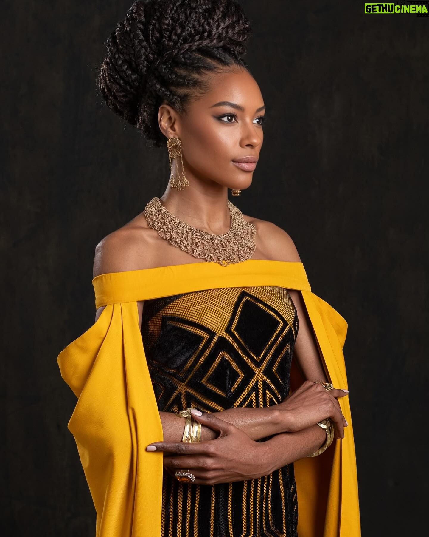 Sharam Diniz Instagram - Esta é Makeda, Uma figura etíope poderosa, sábia e justa de um reino muito rico da época… Que me deu a honra de ser protagonista na 10.a temporada da série Reis. Sendo o meu primeiro trabalho como atriz na teledramaturgia Brasileira 🇧🇷 A Raínha de Sabá veio me ensinar que realmente tudo é possível quando você crê mesmo antes de acontecer e, não saber nunca será motivo de vergonha, muito pelo contrário. Querer e saber aprender com quem sabe mais do que nós demonstra maturidade e alguma humildade da nossa parte, para que possamos ser e fazer melhor. Gratidão a todos que contribuíram para que esse sonho, se tornasse realidade. @seriereis 🎞️ @seriellaproductions 🎥 @u.m.netto 📷 #REIS #Makeda #RaínhadeSabá