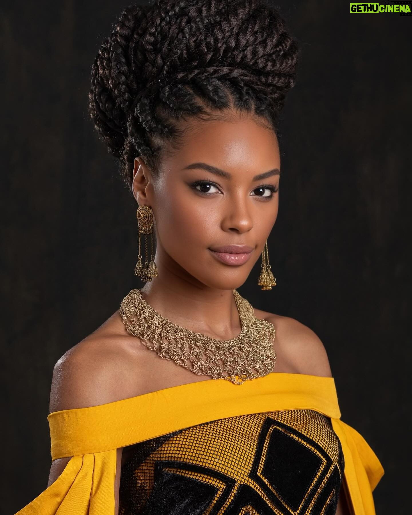 Sharam Diniz Instagram - Esta é Makeda, Uma figura etíope poderosa, sábia e justa de um reino muito rico da época… Que me deu a honra de ser protagonista na 10.a temporada da série Reis. Sendo o meu primeiro trabalho como atriz na teledramaturgia Brasileira 🇧🇷 A Raínha de Sabá veio me ensinar que realmente tudo é possível quando você crê mesmo antes de acontecer e, não saber nunca será motivo de vergonha, muito pelo contrário. Querer e saber aprender com quem sabe mais do que nós demonstra maturidade e alguma humildade da nossa parte, para que possamos ser e fazer melhor. Gratidão a todos que contribuíram para que esse sonho, se tornasse realidade. @seriereis 🎞️ @seriellaproductions 🎥 @u.m.netto 📷 #REIS #Makeda #RaínhadeSabá