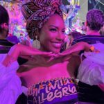 Sharam Diniz Instagram – Agora é OFICIAL! 
Curti o meu primeiro carnaval na Sapucaí 🇧🇷
E foi memorável 😍🥰
Obrigada @juliannetrevisol @camaroteallegria 💜
pela experiência fantástica, amoooo muito tudo isso 🥹🤩😘

#RJ #Carnaval2024 #Rio #Brasil #Sapucai

Now it’s OFFICIAL! 
Had my first carnival in Rio, Sapucaí 🇧🇷
Thank you @juliannetrevisol @camaroteallegria 💜
for the amazing experience, looove it 🥹🤩😘