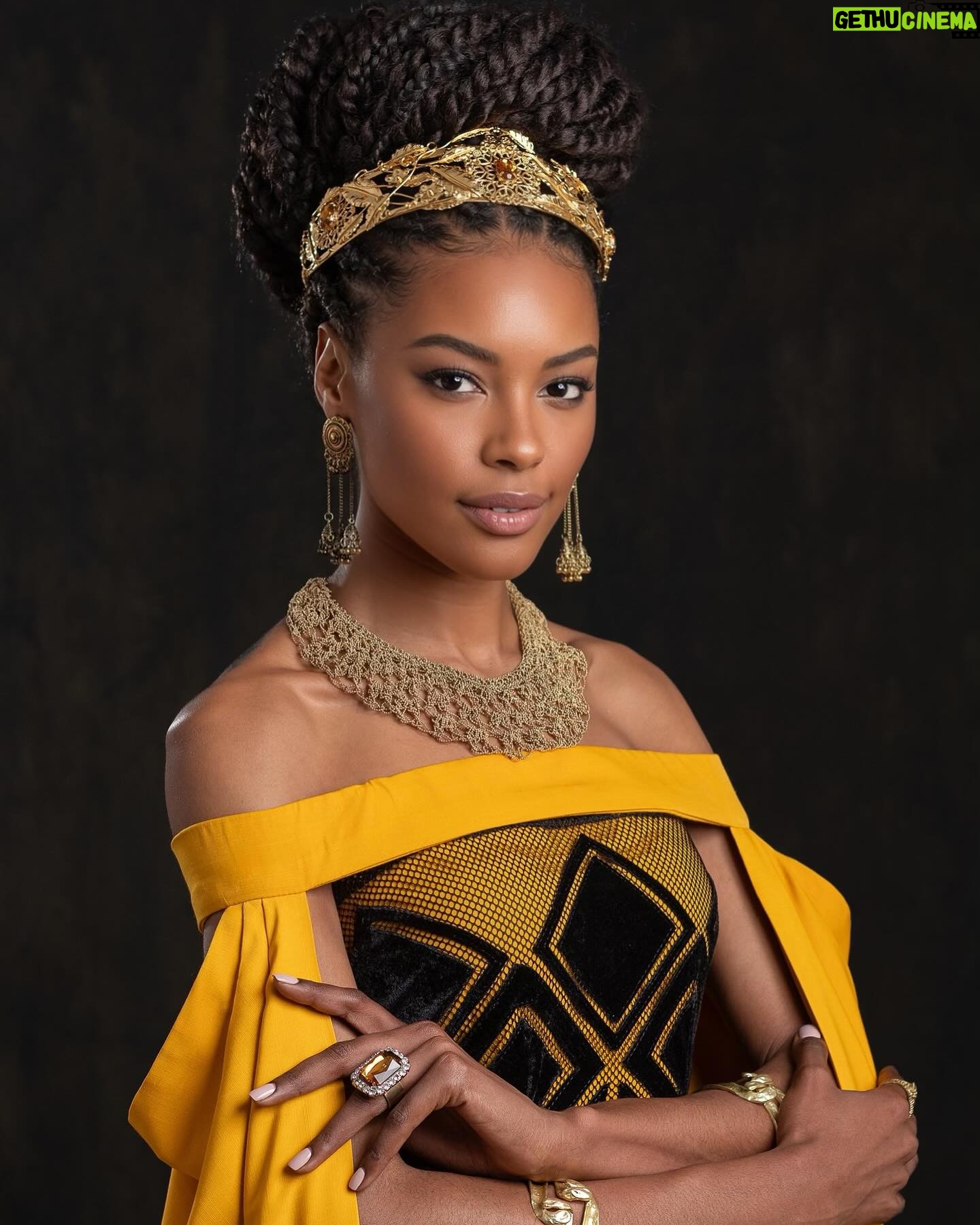 Sharam Diniz Instagram - Esta é Makeda, Uma figura etíope poderosa, sábia e justa de um reino muito rico da época… Que me deu a honra de ser protagonista na 10.a temporada da série Reis. Sendo o meu primeiro trabalho como atriz na teledramaturgia Brasileira 🇧🇷 A Raínha de Sabá veio me ensinar que realmente tudo é possível quando você crê mesmo antes de acontecer e, não saber nunca será motivo de vergonha, muito pelo contrário. Querer e saber aprender com quem sabe mais do que nós demonstra maturidade e alguma humildade da nossa parte, para que possamos ser e fazer melhor. Gratidão a todos que contribuíram para que esse sonho, se tornasse realidade. @seriereis 🎞️ @seriellaproductions 🎥 @u.m.netto 📷 #REIS #Makeda #RaínhadeSabá