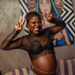 Sharam Diniz Instagram - O ÚLTIMO! Miss Yolo Pod com @sharamdiniz It’s paaarry, É Boda, Dingo Bell… HOJE TEM 😎🔥 Muuuitaaaasss pediram, muuuitaaas acertaram!!! É ELA, ANGOLA! É ELA, BRASIL! É ELA, PORTUGAL! O Ícone, Anjo da VS, Protagonista da Mercedes Benz, Balmain, Chanel, Vogue… AHHH, HOJE É HOJE!!! É o último episódio deste Ano, eu estou gravidissíma e assim vos digo “Até já” com este Especial… Assim me despeço ❤️ E assim vos agradeço… A todos, por TUDO! Estamos juntos, ligados e bué de misturados Miss Yolo Na Casa: 19H🇵🇹 20H🇦🇴 16H🇧🇷 21H🇲🇿 No YouTube e em todas as plataformas de podcast. ACTIVEM 🔔 SE CHAMEEEEEEM! VAI PIPOCAAAR