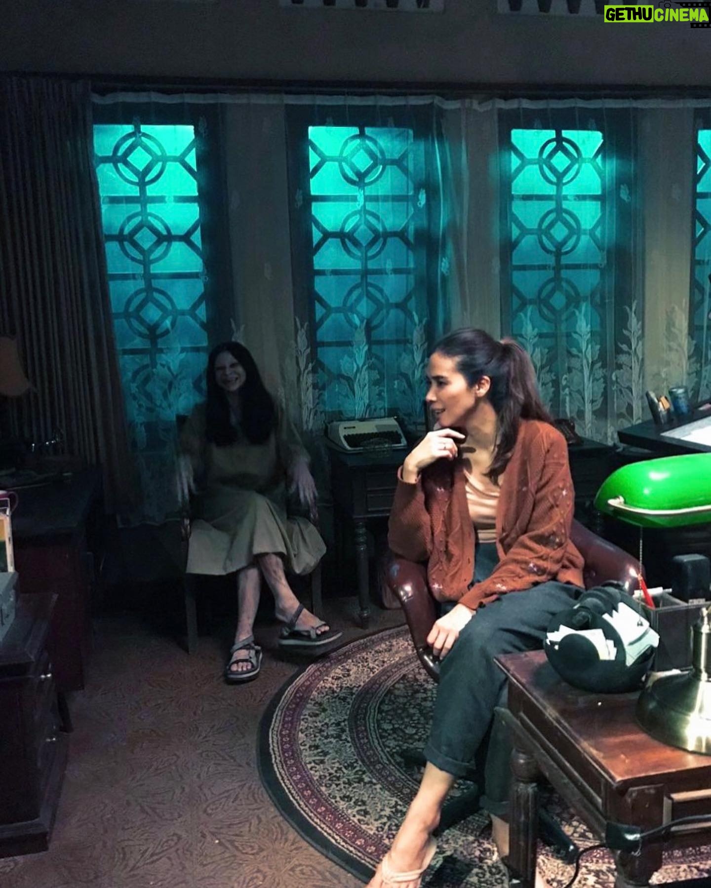 Shareefa Daanish - 9.5K Likes - Neng Asih ngiring nimbrung 😊
Udah nonton Asih 2 belum?
Bioskop sudah buka, tetap patuhi protokol kesehatan ya 🙏
Slide 3 ada yang udah harus menicure.
📸 @hannaluthvi
#behindthescenes
#nengasihpakaisendalgunung