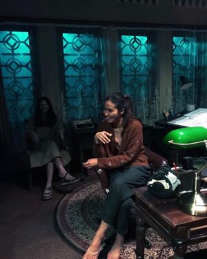 Shareefa Daanish Instagram - Neng Asih ngiring nimbrung 😊
Udah nonton Asih 2 belum?
Bioskop sudah buka, tetap patuhi protokol kesehatan ya 🙏
Slide 3 ada yang udah harus menicure.
📸 @hannaluthvi 
#behindthescenes 
#nengasihpakaisendalgunung