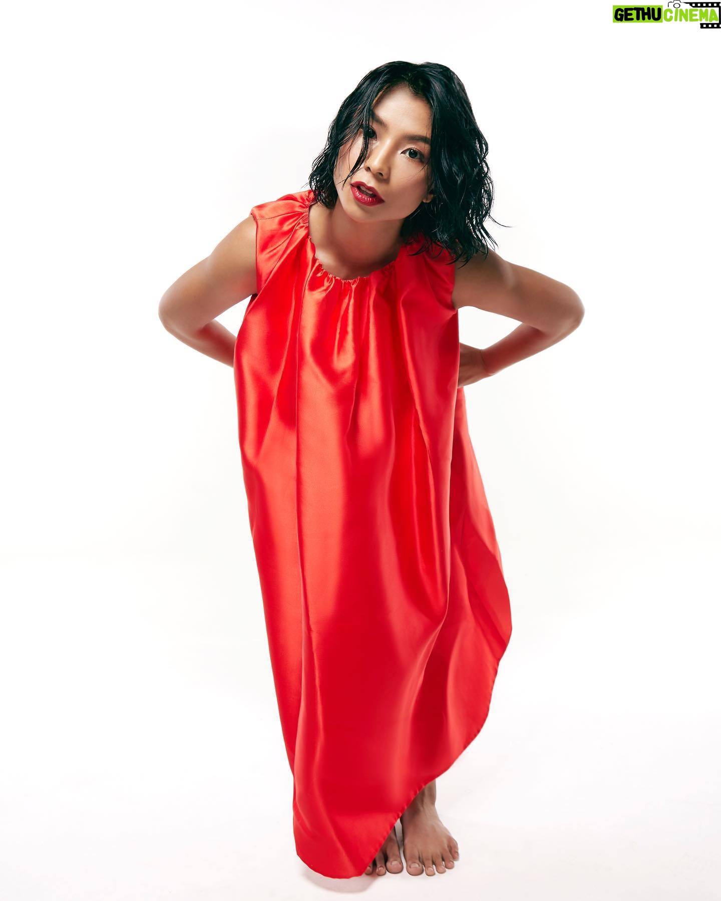 Shareefa Daanish - 3.9K Likes - Reposted @thefolioid
Memasuki peringatan Hari Kemerdekaan Indonesia yang ke-75, Shareefa Daanish memiliki harapan yang sama dengan sebagian besar masyarakat di tengah situasi saat ini, yakni harapan Indonesia menjadi bangsa yang kuat dalam menghadapi pandemi. “Semoga kebijakan-kebijakan pemerintah, apapun itu di saat ini dan nanti, memang benar untuk kesejahteraan kita semua,” ungkapnya.
Simak lengkapnya dalam #TheFolio edisi Juli/Agustus 2020 yang dapat diunduh secara cuma-cuma dengan mengunjungi www.thefolio.co.id. Jangan lupa untuk kunjungi channel Youtube kami untuk menyaksikan wawancara The Folio dengan #ShareefaDaanish.
Fotografer Hann Prawira
Teks & Pengarah Gaya Edwin Habibun
Makeup Artist Lifa Afifah
Hair Stylist Linda Kusumadewi