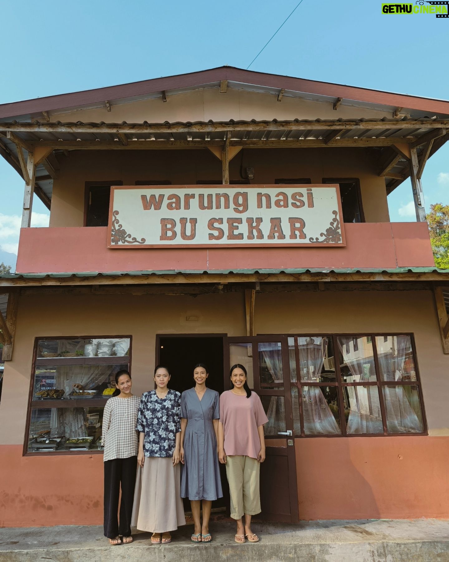Shareefa Daanish - 3 Likes - Siang ini makan di mana temen-temen? 🤔
Di Warung Nasi Bu Sekar ada paket komplit nih 🫢. Cobain deh di bioskop terdekat sekarang!
#MenjelangAjal