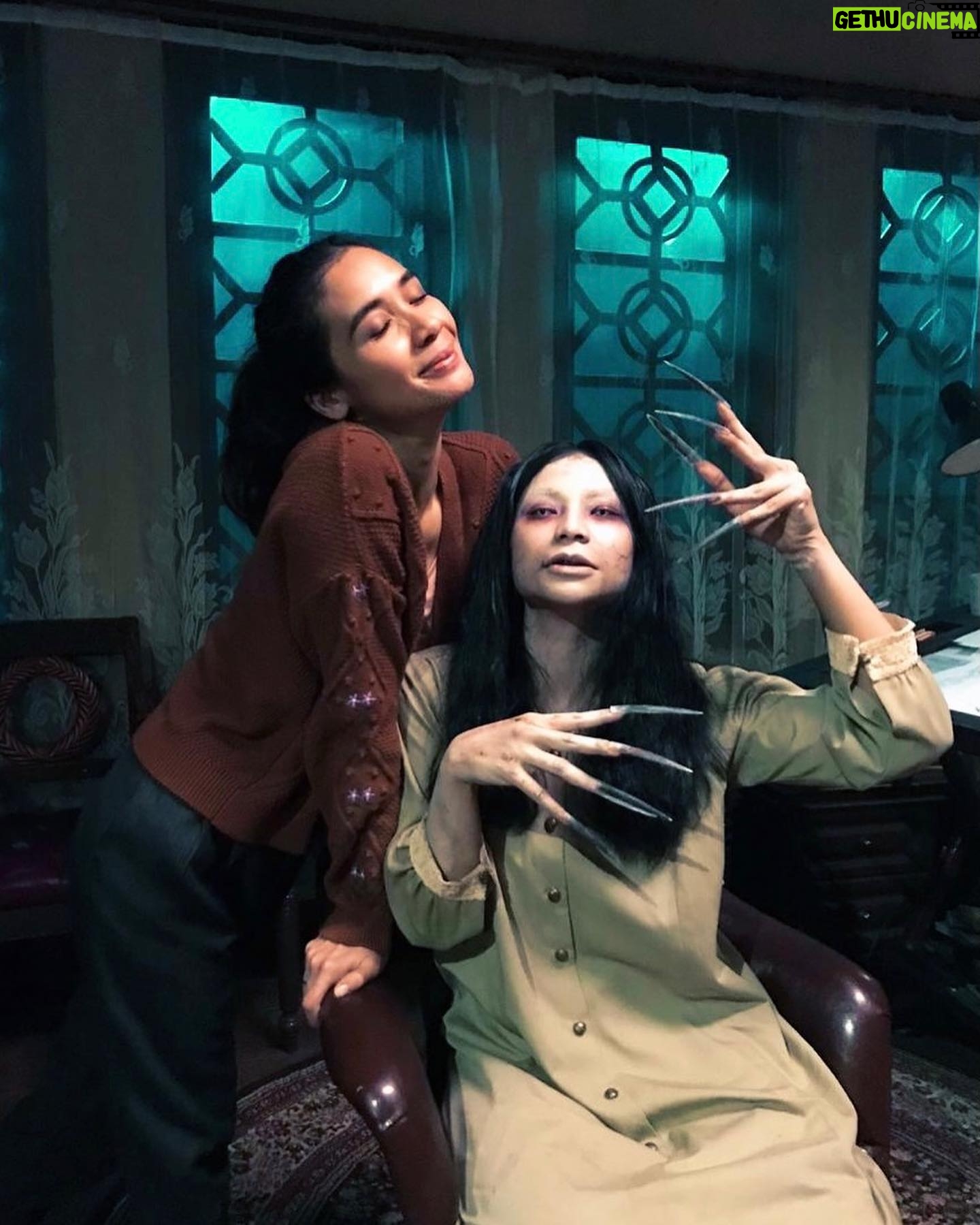 Shareefa Daanish - 9.5K Likes - Neng Asih ngiring nimbrung 😊
Udah nonton Asih 2 belum?
Bioskop sudah buka, tetap patuhi protokol kesehatan ya 🙏
Slide 3 ada yang udah harus menicure.
📸 @hannaluthvi
#behindthescenes
#nengasihpakaisendalgunung