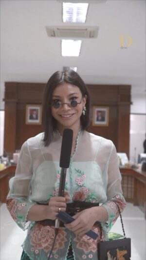 Shareefa Daanish Instagram - Shareefa Daanish yang sering mengenakan kebaya untuk kegiatan sehari-harinya terlihat cantik dalam Kebaya Encim yang dipadukan dengan rok kain koleksi pribadinya dan sneakers. Menurut Daanish, sebagai #SobatKebaya, salah satu cara yang bisa dilakukan untuk memulai kebiasaan berkebaya adalah dengan menggunakannya untuk kegiatan sehari-hari.

Para perempuan #SobatKebaya hadir dan tampil dalam acara peragaan busana Istana Berkebaya di Istana Negara, 6 Agustus 2023 lalu. Sebagai rangkaian dari HUT RI ke-78, Istana Berkebaya juga merupakan upaya pelestarian budaya serta memberi apresiasi kepada desainer lokal. 

Videografer: @zacharyibrahim & @radhin____
Reporter: @nethanija & @firiyal.sha

@dkijakarta
@disparekrafdki
@jakarta.creative
@jxboard

#IstanaBerkebaya
#HUTRI78
#TerusMelajuUntukIndonesiaMaju 
#SuksesJakartauntukIndonesia