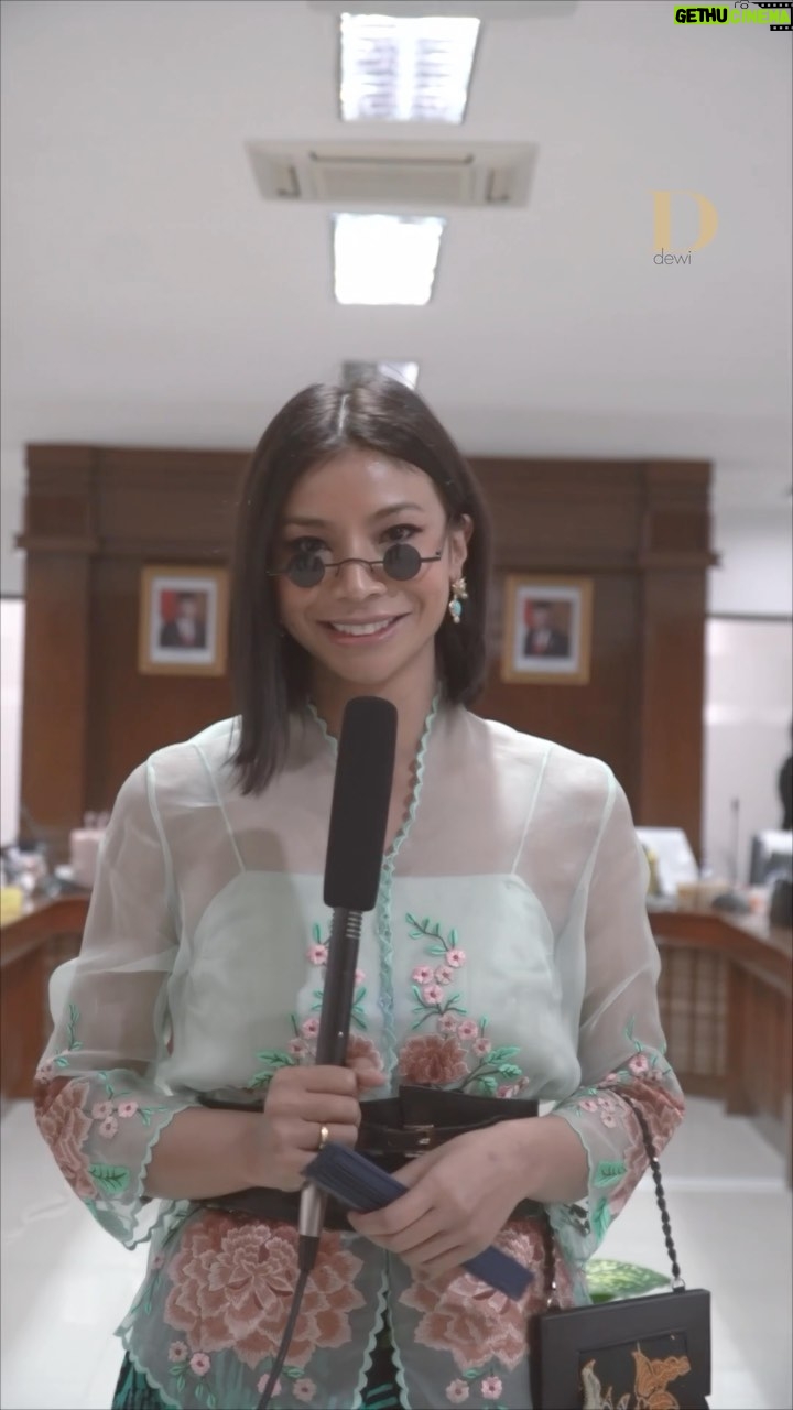 Shareefa Daanish - 702 Likes - Shareefa Daanish yang sering mengenakan kebaya untuk kegiatan sehari-harinya terlihat cantik dalam Kebaya Encim yang dipadukan dengan rok kain koleksi pribadinya dan sneakers. Menurut Daanish, sebagai #SobatKebaya, salah satu cara yang bisa dilakukan untuk memulai kebiasaan berkebaya adalah dengan menggunakannya untuk kegiatan sehari-hari.
Para perempuan #SobatKebaya hadir dan tampil dalam acara peragaan busana Istana Berkebaya di Istana Negara, 6 Agustus 2023 lalu. Sebagai rangkaian dari HUT RI ke-78, Istana Berkebaya juga merupakan upaya pelestarian budaya serta memberi apresiasi kepada desainer lokal.
Videografer: @zacharyibrahim & @radhin____
Reporter: @nethanija & @firiyal.sha
@dkijakarta
@disparekrafdki
@jakarta.creative
@jxboard
#IstanaBerkebaya
#HUTRI78
#TerusMelajuUntukIndonesiaMaju
#SuksesJakartauntukIndonesia
