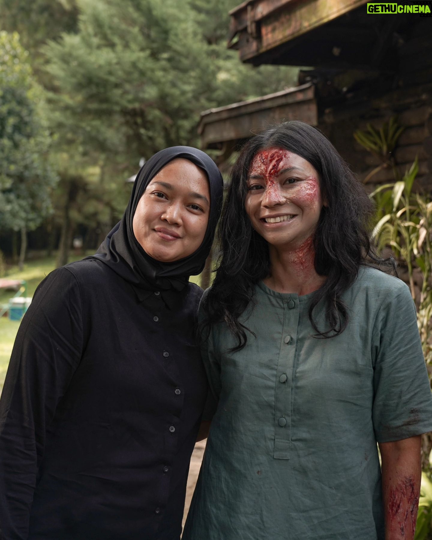 Shareefa Daanish - 3 Likes - Terima kasih kepada semua teman2 cast and crew.
Dan 711.122 penonton yang sudah menemani Ibu Sekar hinggal Ajalnya tiba, kami pamit dari bioskop 🙏