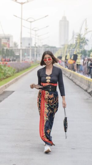 Shareefa Daanish Instagram - Kemarin turut serta merayakan Hari Batik Nasional dengan ikut parade di catwalk terpanjang bersama para pecinta batik yang diselenggarakan oleh @ybi.official @bankmandiri dan @kemenperin_ri.
Event komplit dimana bisa berdendang bersama @maliqmusic dan mendapatkan ilmu tentang batik dari Ibu Tumbu Ramelan.
Saya masih harus belajar banyak soal batik.
Karena jika mencintai maka harus mengenalnya 😊❤️
#KabarBatikHariIni #HariBatikNasional2022 #MandiriHariBatikNasional #Mandiri24
