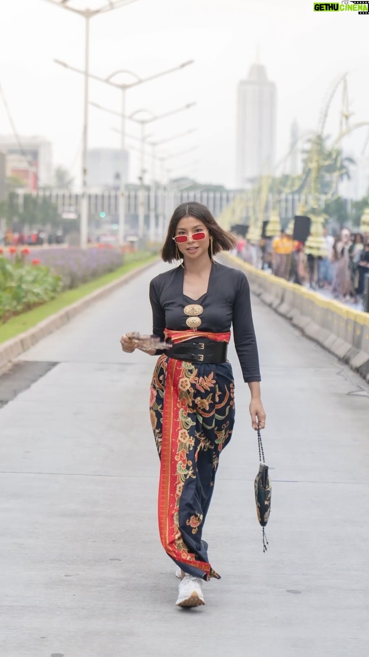 Shareefa Daanish - 1.4K Likes - Kemarin turut serta merayakan Hari Batik Nasional dengan ikut parade di catwalk terpanjang bersama para pecinta batik yang diselenggarakan oleh @ybi.official @bankmandiri dan @kemenperin_ri.
Event komplit dimana bisa berdendang bersama @maliqmusic dan mendapatkan ilmu tentang batik dari Ibu Tumbu Ramelan.
Saya masih harus belajar banyak soal batik.
Karena jika mencintai maka harus mengenalnya šā¤ļø
#KabarBatikHariIni #HariBatikNasional2022 #MandiriHariBatikNasional #Mandiri24