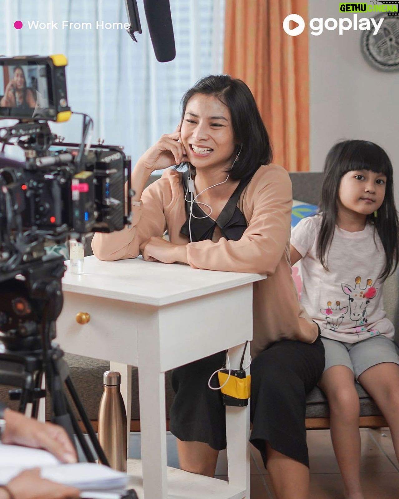 Shareefa Daanish - 1.6K Likes - Baru kali ini shooting tanpa tatap muka lawan main gara-gara pandemi. Tapi tetep seru banget! Kalian bisa nonton serial terbarunya @goplayindonesia yang berjudul Work From Home. Katanya ini terinspirasi langsung dari tim internal GoPlay loh. Unik banget. Kalian mesti nonton! Jangan sampai kelewatan mulai hari ini 2 November ya hanya di GoPlay. #GoPlayWFH
@goplayindonesia @im_a_gin_e @rekawijayakusuma @auroramanda95 @mike_lucock @jerompret @andrimashadi @windyapsari__ @dennyweller @farisnahdi_ @daehoon_na