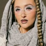 Sharlota Instagram - @fatalis_studio_ značka zabývající se recyklací oblečení s defektem, které by už nenašlo využití, jejím cílem není vytvářet zcela nové kusy oblečení, ale jakkoli využít a přetransformovat to, co by už nemělo šanci. Společně, bychom se měli zabývat cestou našeho oblečení (kde a kdo ho vyrobil, za jakých podmínek a v neposlední řadě, jak dlouho nám bude sloužit) a až nám doslouží, jak bude jeho cesta pokračovat? Je to sice velmi omílané téma, ale bohužel velmi aktuální. @fatalis_studio_ doufá, že repas starého, má smysl a postupně pronikne do všech sfér. Název Fatalis vychází z významu slova osudový — každý jeden kus který vyrobí, je originál nesoucí autentičnost jejího projektu a příběhu. Společně můžeme tvořit nové osudy našeho starého oblečení. A já jsem šťastná, že jsem s někým tak talentovaným mohla spolupracovat✨🫶🏼