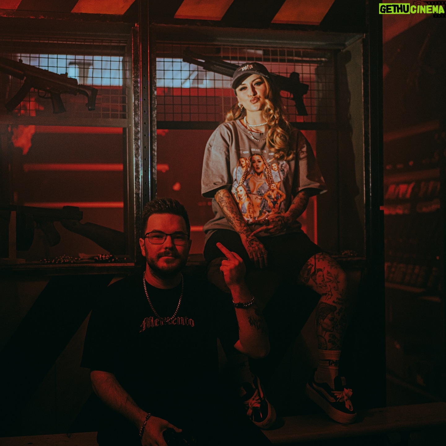 Sharlota Instagram - Šája dneska vydala svoje nové album “tabita” ke kterému jsme potočili i rychlej klípek na track “karty”, tak to upaluj zkontrolovat na kanál @blakkwoodrecords 🫡🃏🖤