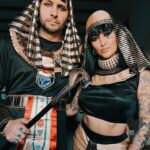 Sharlota Instagram - Best kostymove duo je back! Konecne nas nekdo pozval na narozeniny s patricne zabavnym dresscodem🔥🙌🏼 dekujeme @milanperoutka , se kterym si spolu zahrajeme jiz 18.5. dvojacek Okno me lasky v @divadlo_broadway ✨
