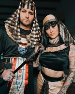 Sharlota Instagram - Best kostymove duo je back! Konecne nas nekdo pozval na narozeniny s patricne zabavnym dresscodem🔥🙌🏼 dekujeme @milanperoutka , se kterym si spolu zahrajeme jiz 18.5. dvojacek Okno me lasky v @divadlo_broadway ✨