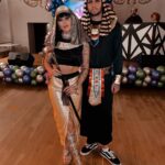 Sharlota Instagram - Best kostymove duo je back! Konecne nas nekdo pozval na narozeniny s patricne zabavnym dresscodem🔥🙌🏼 dekujeme @milanperoutka , se kterym si spolu zahrajeme jiz 18.5. dvojacek Okno me lasky v @divadlo_broadway ✨